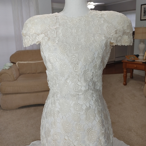 VINTAGE 90'S DEMETRIOS LACE OVERLAY WEDDING DRESS WITH TRANE, OFF-WHITE/WHITE 10 - Picture 7 of 16